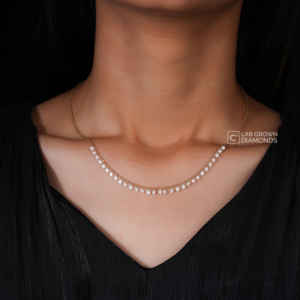 Colgante de Lujo con Moissanita de Corte Redondo en Oro Amarillo de 14K para Mujer con Treinta Piedras Brillantes, 2.41 Quilates de Peso Total - Product Image 1