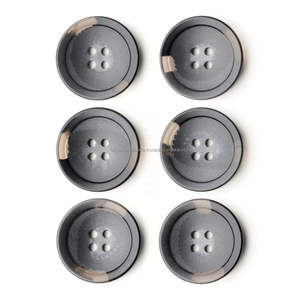 Botones de camisa con reverso plano de 4 agujeros naturales al por mayor, botones de cuerno personalizados, decoración de malla para coser técnicas de chapado sostenibles - Product Image 2