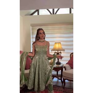 Robe de soirée brodée de créateur avec tenue de soirée Dupatta avec séquence - Product Image 3