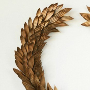 Couronne de lauriers dorée élégante avec des feuilles métalliques superposées en forme de fer à cheval ouvert, parfaite pour la décoration murale moderne - Product Image 5