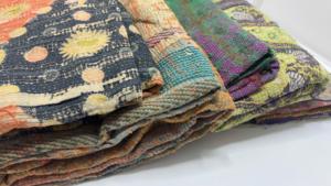 Jetés Kantha recyclés faits à la main, couvertures en patchwork de coton vintage, couvre-lits bohèmes pour la décoration intérieure, vente en gros de textiles de maison - Product Image 2