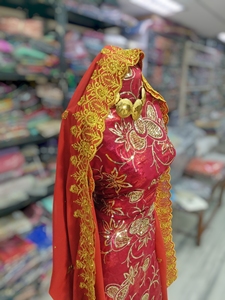 Dirac Fransawi perlé rouge rubis avec broderie florale dorée et châle de mariée somalien de luxe - Product Image 2