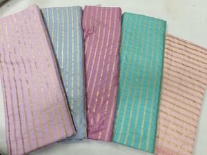 Tissu Modal Banarasi avec des rayures horizontales tissées en Zari doré et un tissage à motifs - Product Image 2