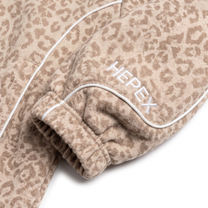 Conjunto Deportivo de Dos Piezas Unisex con Sudadera Holgada con Estampado de Leopardo y Pantalones Deportivos a Juego - Product Image 4