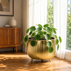 Pot de fleurs d'intérieur de luxe en métal doré avec texture cannelée verticale – Conteneur de fleurs surélevé en métal de style urne - Product Image 5