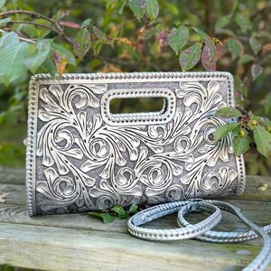 Grande pochette en cuir véritable façonnée à la main pour femmes |   Pochette de soirée artisanale à motif floral occidental en relief - Product Image 4