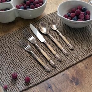 Panier de rangement géométrique moderne en métal avec poignées ivoire, et ensemble écologique de couverts (couteau, fourchette, cuillère) pour la cuisine - Product Image 4