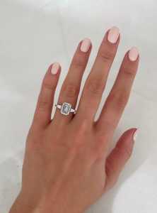 Bague de fiançailles trois diamants en or massif 14 carats, émeraude de laboratoire, baguettes latérales serties à griffes, solitaire minimaliste, certifiée IGI - Product Image 2