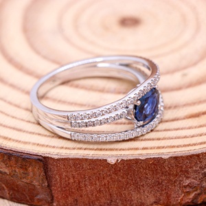 Bague triple rangée en or blanc 18 carats avec saphir bleu naturel ovale et diamants pavés, collection Memoria Jewels, vente en gros - Product Image 5