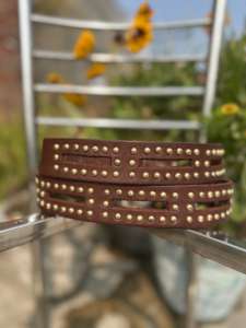 Cinturón de Cuero Vacuno con Tachuelas, Estilo Vintage, Hecho a Mano, con Patrón Floral Impreso por Transferencia Térmica y Hebilla de Acero Resistente - Product Image 2