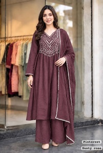 Conjunto de Kurti de Diseño Moderno y Ligero de Primera Calidad para Damas, Disponible a un Precio Accesible desde India - Product Image 3