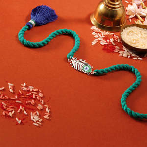 Pulsera/Brazalete Unisex con Dije de Pluma de Pavo Real y Hilo de Plata Oxidada, Regalo Minimalista para Festival Rakshabandhan entre Hermanos y Hermanas - Product Image 2