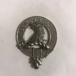 Este es un distintivo de peltre del clan escocés MacMillan con el lema "MISERIS SUCCURRERE DISCO". - Product Image 4