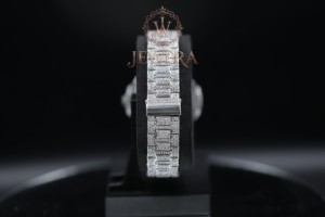 Montre de luxe en cuir avec diamants Moissanite pour cadeaux de fiançailles, mariages et célébrations d'anniversaire, disponible à la vente - Product Image 2