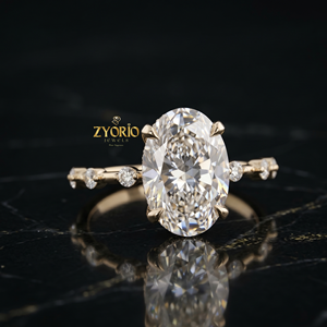 Anillo de Compromiso Solitario con Corte Ovalado en Oro de 10K con Banda con Detalles de Diamantes - Product Image 3