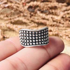 Bague géométrique cloutée large pour homme, en laiton minimaliste, finition argent oxydé, bijou tendance, vente en gros - Product Image 5