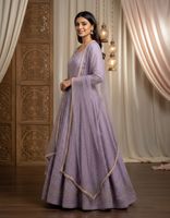 Robe Anarkali très demandée avec pantalon et dupatta, en georgette douce, ornée de broderies et de sequins
