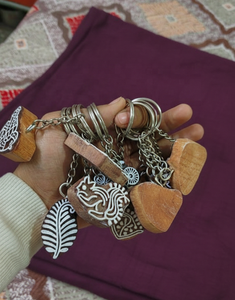 Llaveros de madera hechos a mano, arte indio, carpintería tradicional y utilidad moderna, diseños pintados a mano en blanco brillante. - Product Image 2