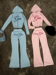 Ensemble deux pièces pour femme : sweat à capuche court zippé en maille côtelée personnalisée et pantalon évasé, haute qualité, surpiqûres contrastées, impression sérigraphiée - Product Image 1