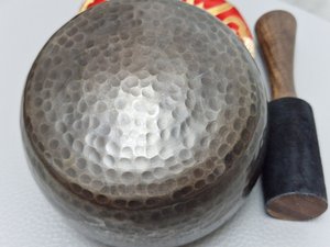 Bol chantant en laiton martelé doré moyen, design unique antique et moderne pour la relaxation, la méditation et le bien-être, tailles et formes personnalisées - Product Image 6