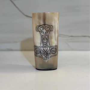 Vaso de chupito largo de cuerno vikingo tallado a medida, superventas, para hogares de lujo, hoteles y bares, vino blanco de cuerno africano - Product Image 1