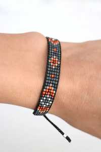 Bracelet artisanal en perles avec motif noir, jaune et argent et pompon pour la fabrication de bracelets NOUSHAD HANDICRAFTS Certifié IGI - Product Image 2