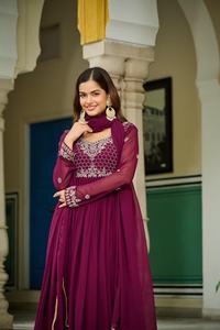 Conjunto de 2 piezas de Anarkali de tela pesada color vino con bordado, estilo 'Faux Blooming' con cuentas y bordados, que incluye vestido y dupatta de encaje de diseñador. - Product Image 2