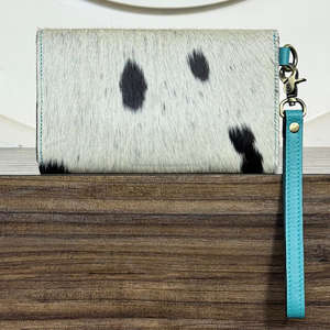 Portefeuille Pochette de Luxe en Cuir de Vachette et Fourrure, Orné de Conchos Turquoises et Motifs Floraux Gravés à la Main, avec Dragonne, pour Femme - Collection Mars 2026 - Product Image 5