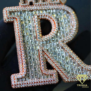 Colgante con Monograma R Brillante con Superficie de Diamante Moissanite, Joyería Moderna Inspirada en el Hip Hop para Venta al Por Mayor - Product Image 2