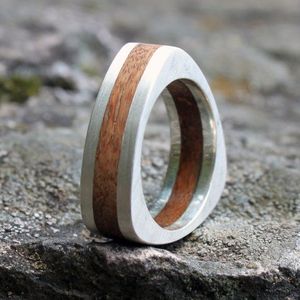 Bague en bois de résine au design unique avec finition naturelle, accessoires de bijouterie - Product Image 2
