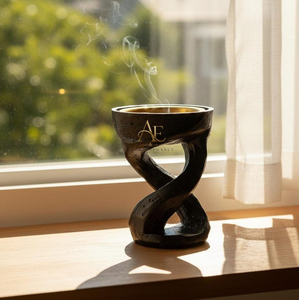 Quemador de Incienso de Madera Trenzada Único con Cuenco de Metal Dorado y Acabado Negro, Eleva el Ambiente de tu Hogar con Esta Elegante Pieza - Product Image 1