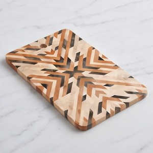 Planche à découper en bois rectangulaire à motif géométrique avec trou de suspension et poignée - Product Image 6