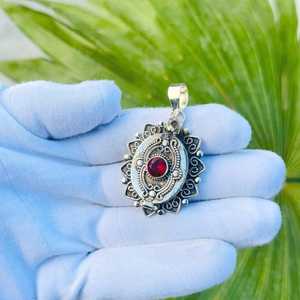 Pendentif élégant en grenat avec compartiment secret, argent sterling 925, fait main, oxydé, bijoux bohèmes - Product Image 2