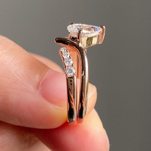 Cautivador Anillo Solitario con Diamante Blanco en Forma de Pera, Conjunto de Joyería de Aniversario en Oro Sólido, Elegante Anillo Minimalista de Regalo para Mujer - Product Image 3