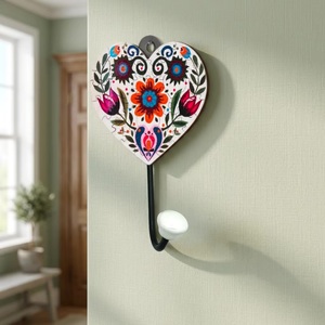 Crochet mural en bois fait main en forme de cœur avec motif floral, design traditionnel, crochet simple pour la décoration de la maison - Product Image 3