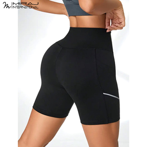Shorts de compression athlétiques pour femmes, couleur unie noire, taille haute, avec poches, coupe ajustée, séchage rapide, pour yoga, entraînement et course à pied - Product Image 2