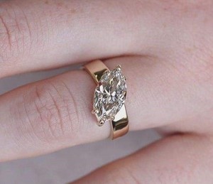 Bague de fiançailles solitaire en diamant taille marquise de luxe avec bande polie élégante, design de collection de bijoux fins pour mariée. - Product Image 5