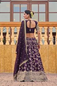 Conjunto Festivo de Lehenga Choli de Seda Jacquard Miragi con Lentejuelas, Bordado Zari y Dupatta de Georgette - Product Image 5