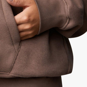 Sudaderas con capucha elegantes para mujer con diseño de bolsillo frontal que ofrece comodidad y calidez para la moda urbana de invierno y un estilo relajado para el día a día. - Product Image 3