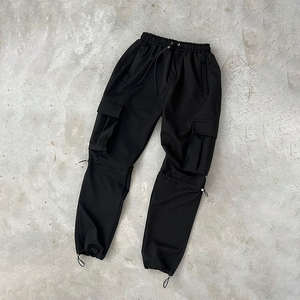 Conjunto de dos piezas de invierno personalizado: cortavientos casual de peso pesado con capucha y cremallera, pantalones de chándal para hombre, estilo urbano con puños. - Product Image 4