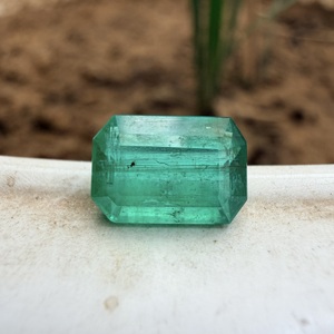 Esmeralda Zambiana Natural de Alta Calidad, 2.07 Quilates, Verde Intenso, Facetada, Piedra Suelta para Fabricación de Joyería - Product Image 3