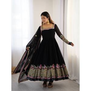 Robe de soirée de créateur avec broderie multi-fils, travail de séquence et dupatta - Product Image 1