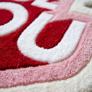 Alfombra Antideslizante de Lana Hecha a Mano con Tipografía Única 'Just Be You', Diseño con Frase Motivacional en Rojo y Blanco, Decoración para Sala de Estar y Dormitorio - Product Image 4
