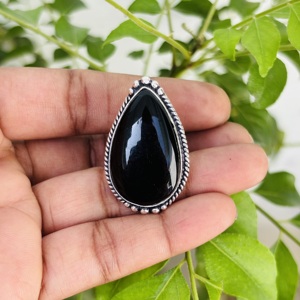 Bague au design classique en argent sterling 925 avec pierre précieuse onyx noir de forme poire pour femme, prix d'usine, vente en gros de bijoux - Product Image 3