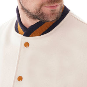 Chaqueta universitaria clásica redefinida con un corte moderno y audaces detalles en contraste. Chaqueta universitaria urbana diseñada para mayor comodidad - Product Image 3