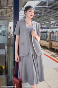 Blazer élégant gris décontracté pour femme, sans col, à manches courtes, avec bordure contrastante, veste cintrée SAYA - Product Image 6