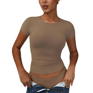 Nouveautés : T-shirt sculptant pour femme en jersey, coupe ajustée, col rond, minimaliste, luxueux, très extensible et léger - Product Image 4
