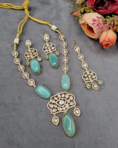Collar y pendientes de boda nupcial indio hechos a mano con colgante ovalado chapado en oro antiguo vintage, piedra Kundan Polki y conjunto Maang Tikka. - Product Image 5