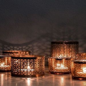 Portavelas de metal de diseño que combina durabilidad, estética y un brillo relajante para interiores modernos. - Product Image 6