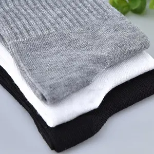 Chaussettes de sport noires pour hommes en gros, respirantes, en coton, pour l'athlétisme - Product Image 3